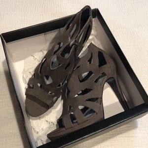 POUR LA VICTOIRE Cut-Out Nubuck 'bianca' Heel